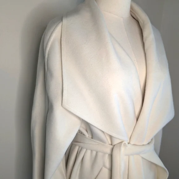 🎀 Winter Coat 🎀 white wrapped coat with belt - Picture 3 of 13
